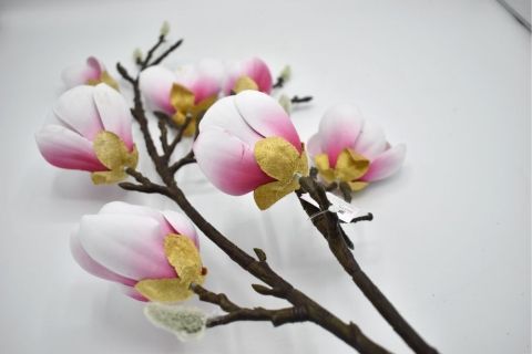 Umetna roza magnolia od blizu